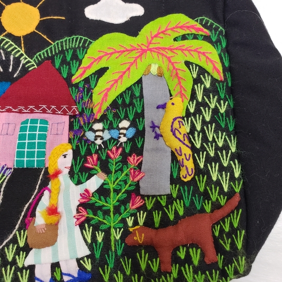 Embroidered quilted medium sized purse with amazing detail - Picture 12 of 14